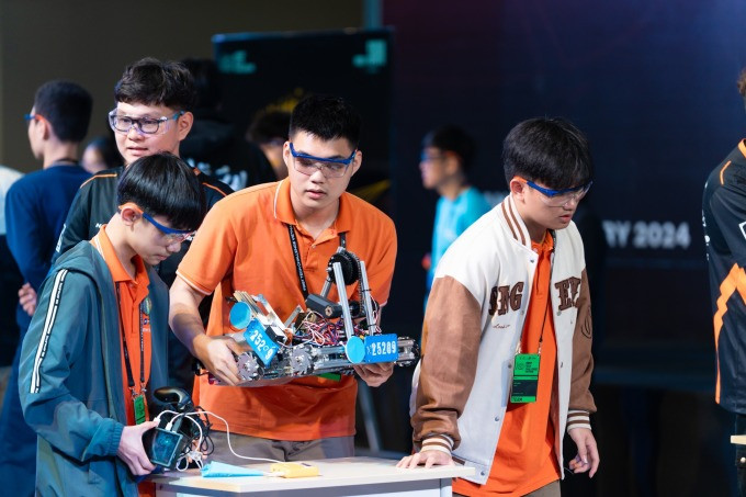 Các đội thi được thể hiện năng lực chế tạo và vận hành robot qua các vòng thi với thách thức đa dạng. Ảnh: Trường Đại học FPT