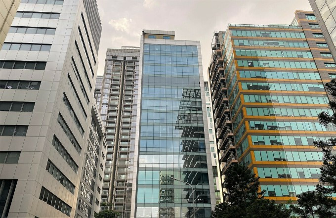 Một dãy các tòa nhà văn phòng tại phố Duy Tân, Cầu Giấy. Ảnh: Ngọc Diễm