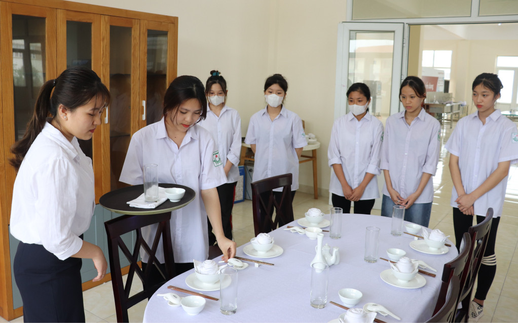 Sinh viên Trường Cao đẳng Việt - Hàn Quảng Ninh được hướng dẫn, đào tạo kỹ năng nghiệp vụ bài bản. 