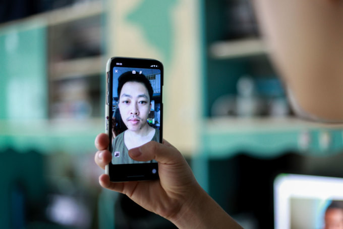 Một người dùng đang dùng thử nhận dạng khuôn mặt trên một ứng dụng di động. Ảnh: Khương Nha