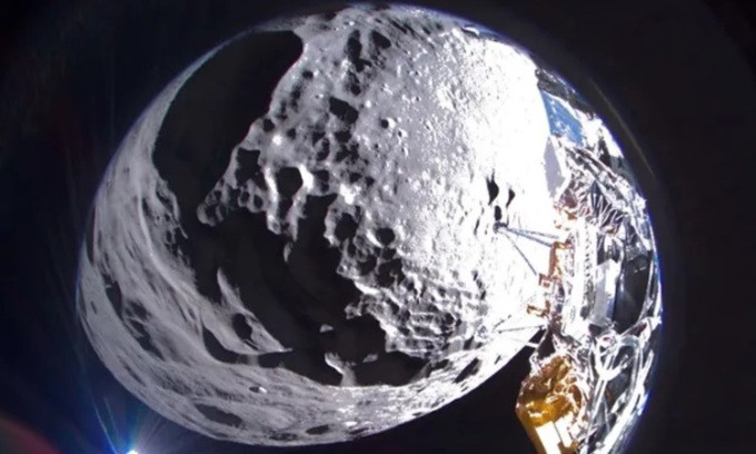 Bức ảnh góc rộng chụp bề mặt Mặt Trăng bằng camera trên tàu Odysseus. Ảnh: Intuitive Machines