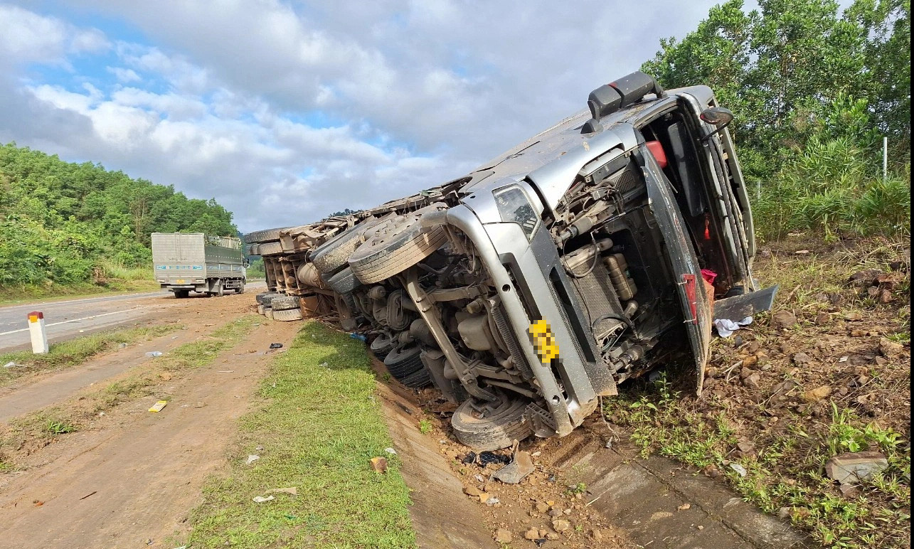 Xe tải gặp nạn trên tuyến La Sơn - Hòa Liên khiến tài xế tử vong sáng 28-2 - Ảnh: H.ANH