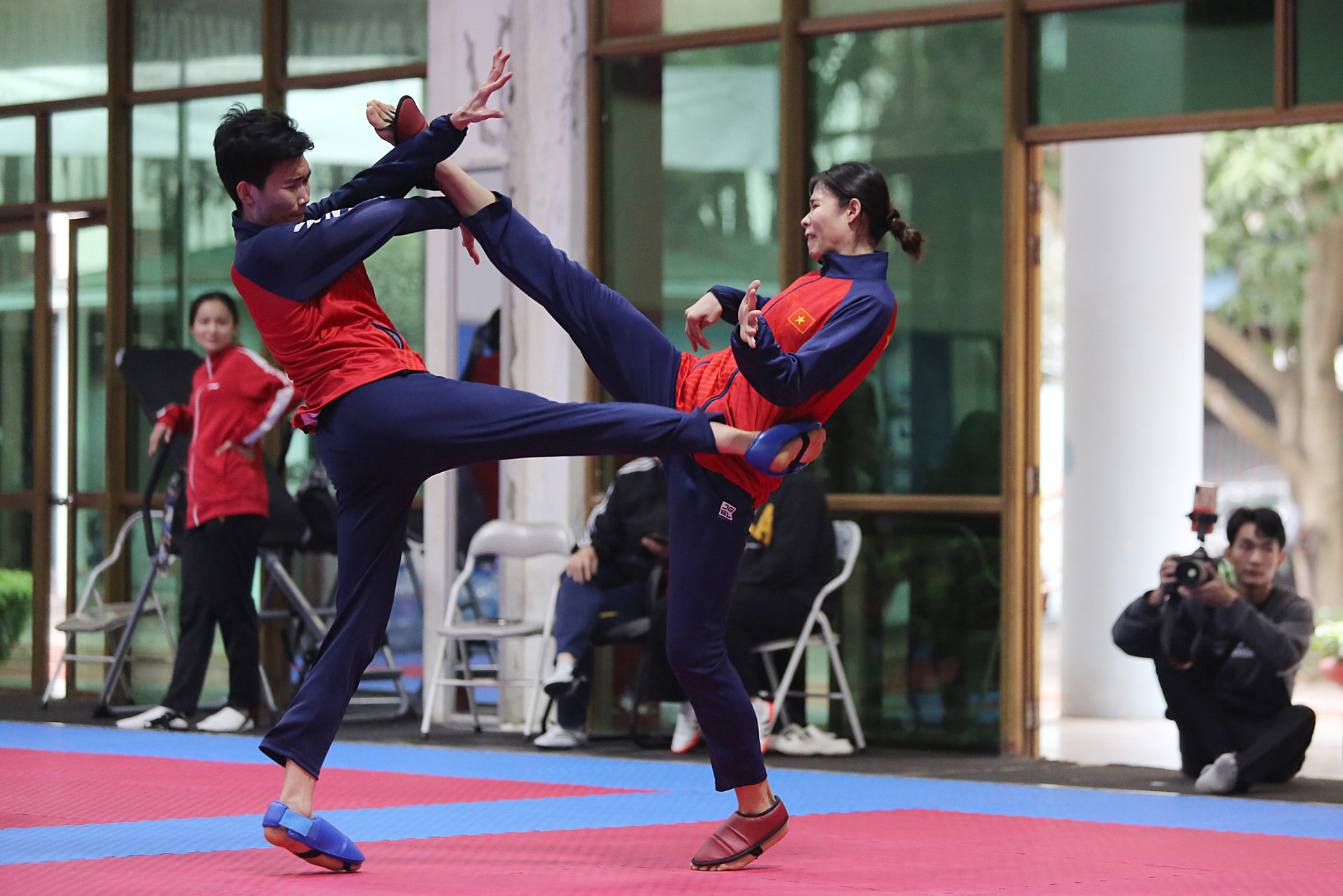 Với các môn thể thao trong nhà, các võ sĩ đội tuyển taekwondo Việt Nam cũng phải mặc nhiều lớp quần áo giữ ấm cơ thể - Ảnh: HOÀNG TÙNG