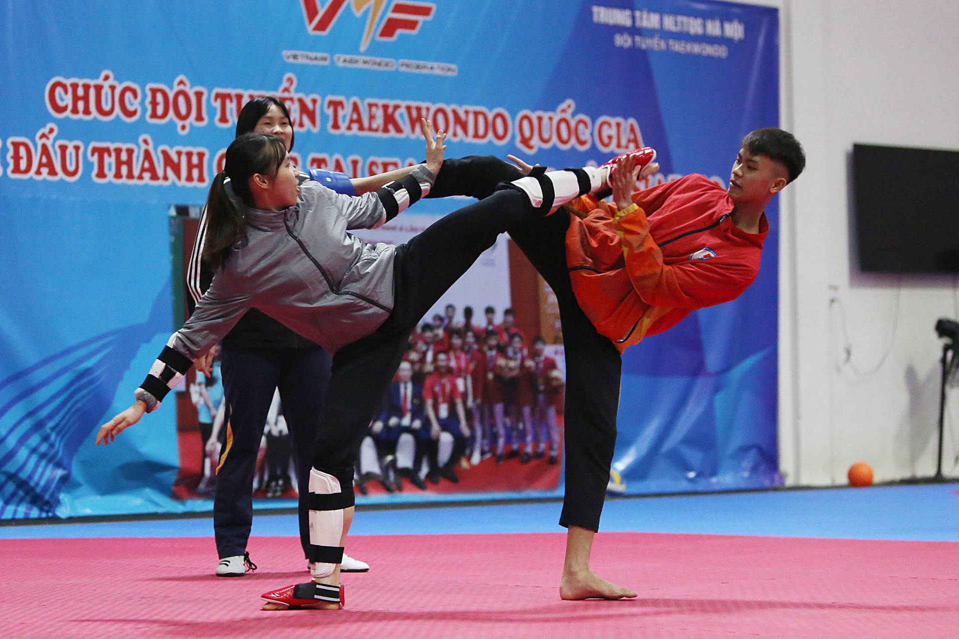 Võ sĩ taekwondo Trương Thị Kim Tuyền (bìa trái) và các đồng đội đang tích cực chuẩn bị cho vòng loại Olympic, với hy vọng giành suất đến Olympic Paris 2024 - Ảnh: HOÀNG TÙNG