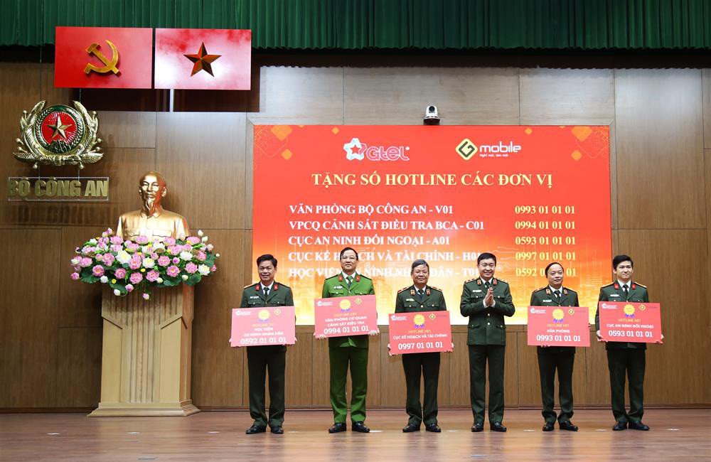 Trung tướng Nguyễn Minh Chính, cục trưởng Cục An ninh mạng và phòng chống tội phạm sử dụng công nghệ cao, trao 5 số hotline cho 5 đơn vị thuộc Bộ Công an