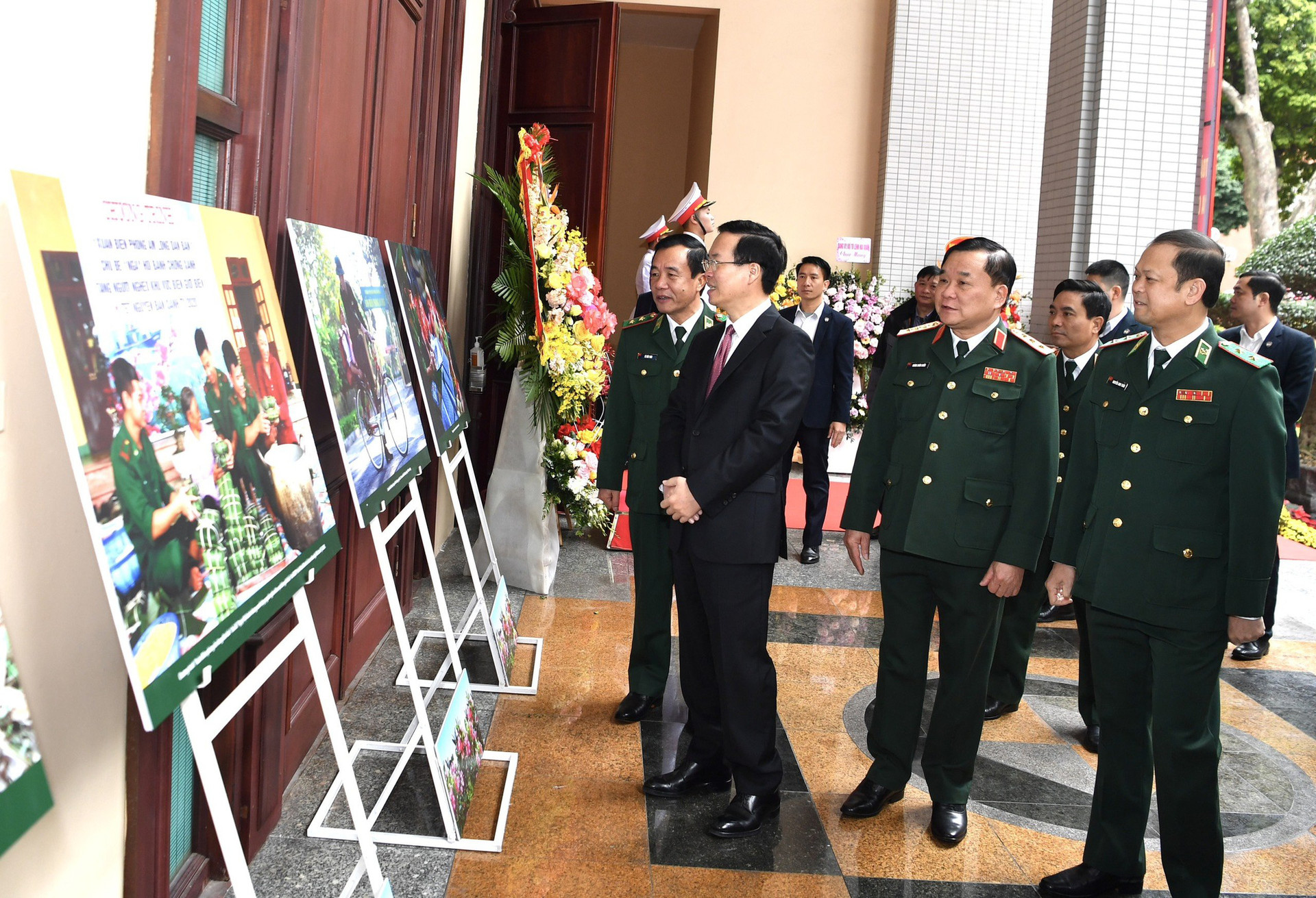 Chủ tịch nước Võ Văn Thưởng xem trưng bày hình ảnh về Bộ đội biên phòng Việt Nam trải qua 65 năm xây dựng, chiến đấu và trưởng thành - Ảnh: THỤY DU