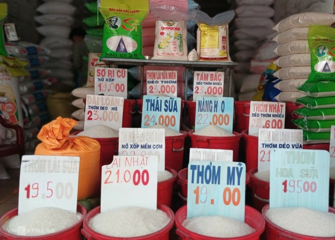 Cửa hàng gạo trên đường Lê Đức Thọ, quận Gò Vấp (TP HCM) sáng 1/3. Ảnh: Thi Hà