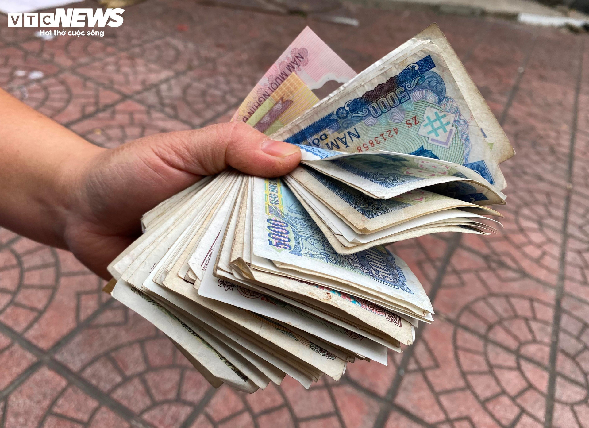 Chị Hường khoe nắm tiền lẻ trên tay và cho biết không có bất kỳ tờ tiền nào mệnh giá dưới 1.000 đồng.