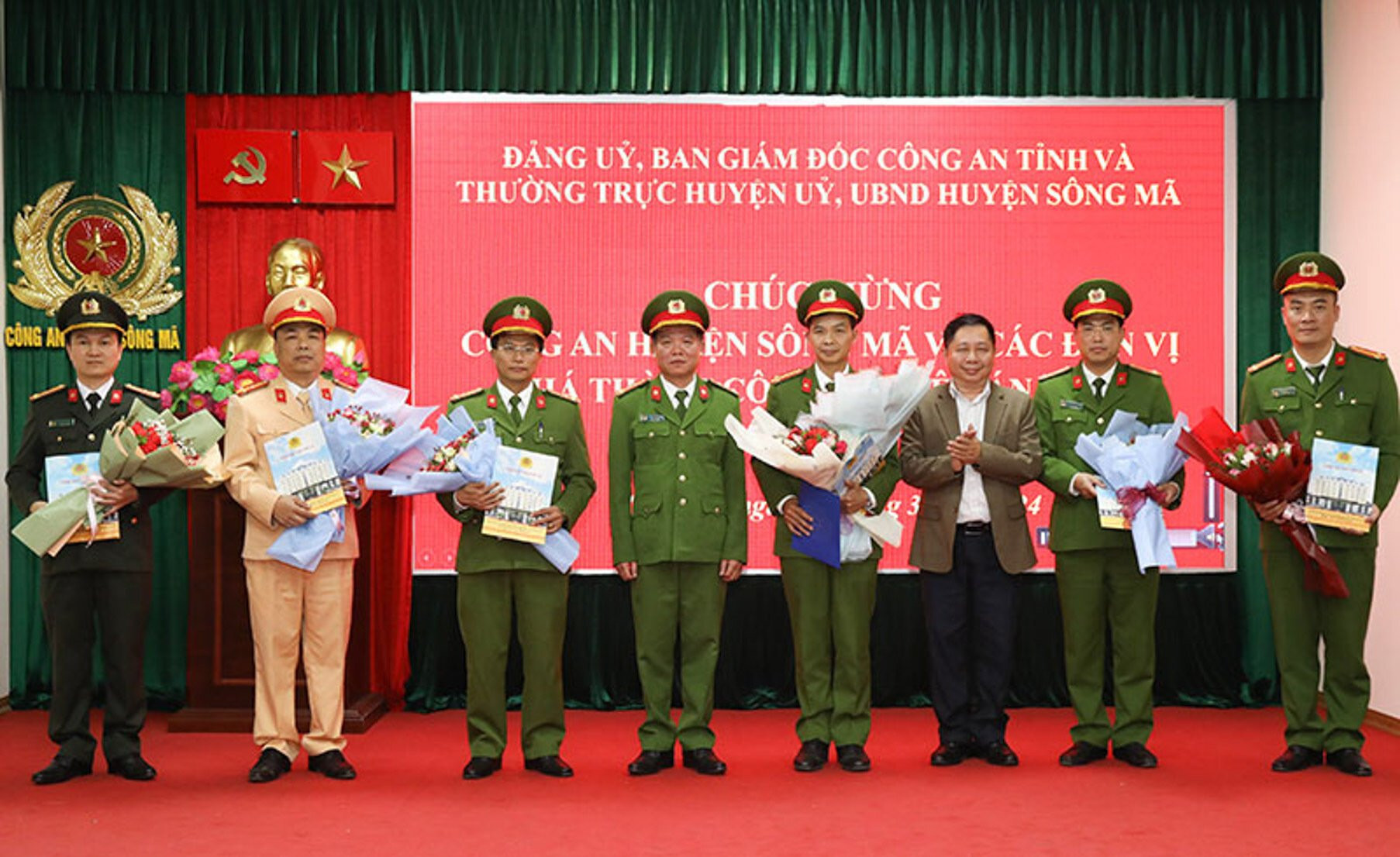 Đại tá Trần Thanh Sơn – Phó Giám đốc, Thủ trưởng cơ quan CSĐT Công an tỉnh Sơn La và Chủ tịch UBND huyện Sông Mã trao thưởng ban chuyên án. (Ảnh: CACC)
