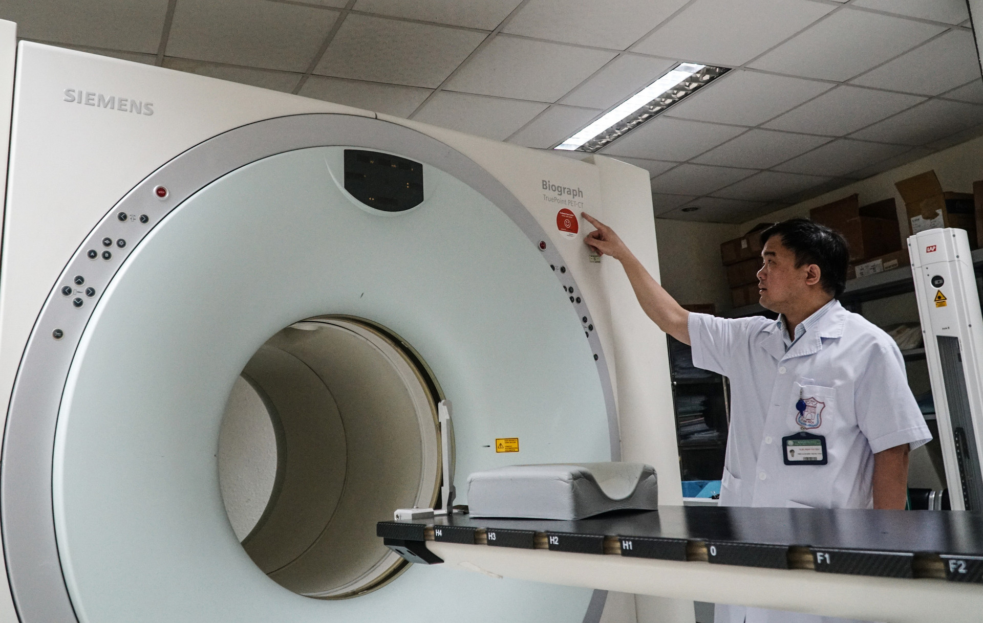 Bác sĩ tại Bệnh viện Bạch Mai sử dụng máy PET CT có giá 60 tỉ đồng - Ảnh: NGUYỄN HIỀN