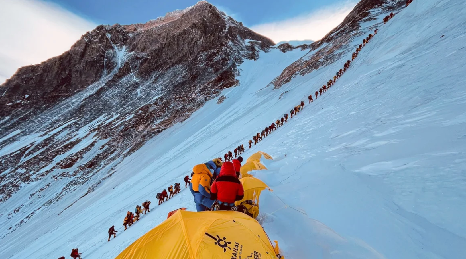 Những người leo núi Everest - Ảnh: AFP