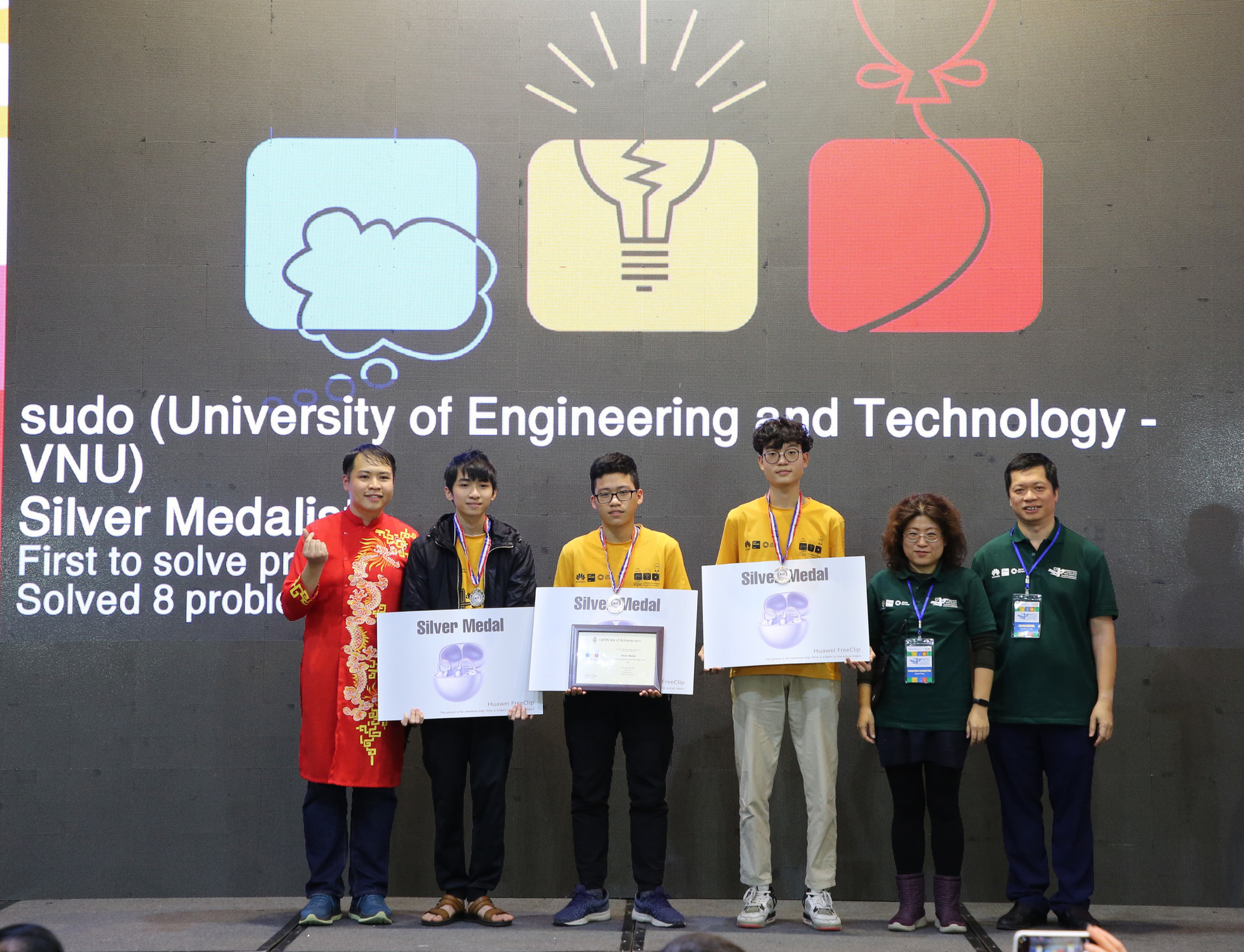 Đội Sudo với các thành viên là sinh viên QH-2023 ngành trí tuệ nhân tạo đến từ Trường đại học Công nghệ, Đại học Quốc gia Hà Nội giành huy chương bạc chung kết ICPC châu Á - Thái Bình Dương - Ảnh: BTC