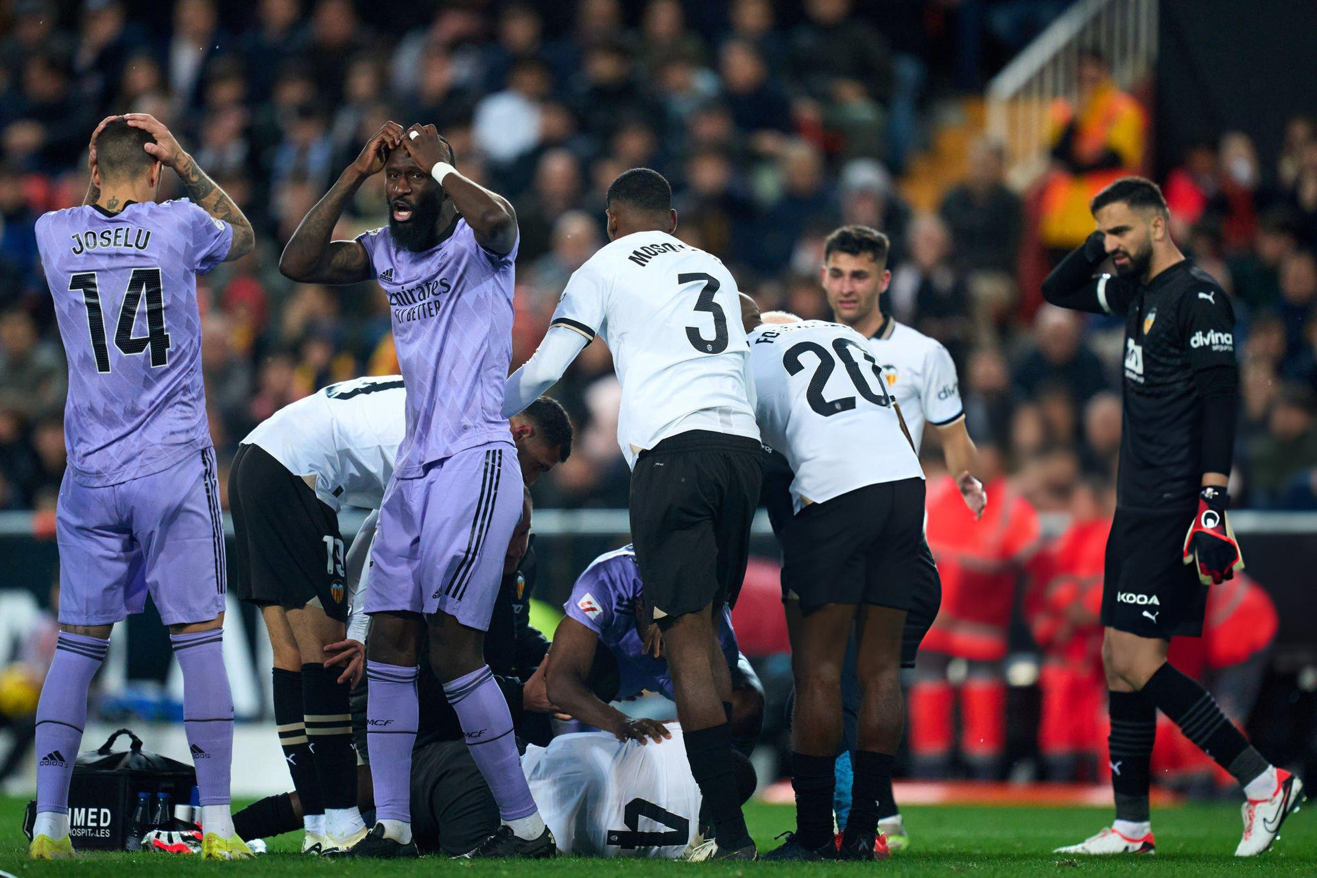 Cầu thủ Real Madrid (áo xanh) như Rudiger, Joselu phải ôm đầu vì sốc sau chấn thương của Diakhaby - Ảnh: GETTY