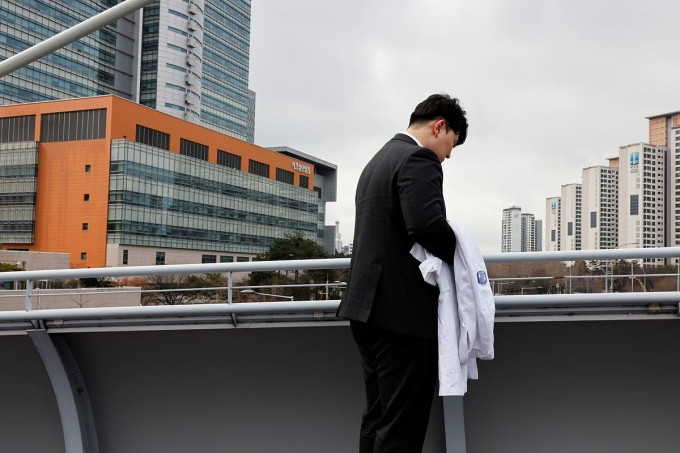 Một bác sĩ đình công cơi áo blouse tại một bệnh viện ở Seoul, ngày 25/2. Ảnh: Reuters