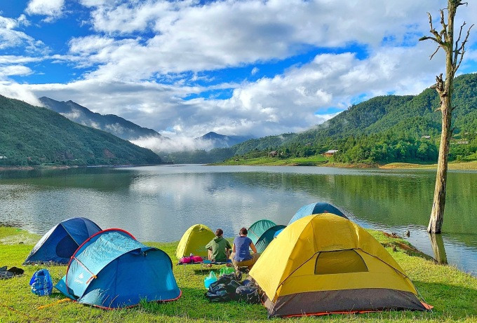 Cắm trại ở hồ Séo Mý Tỷ vào mùa hè. Ảnh: TITC