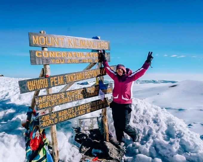 Kate trên đỉnh Kilimanjaro. Ảnh: Insider