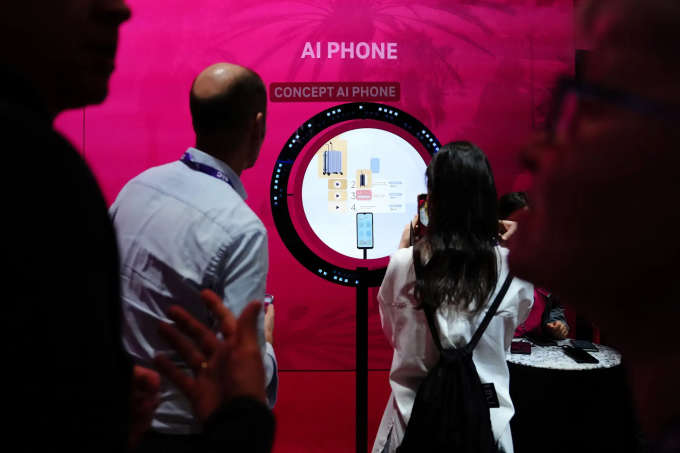 Một concept về AI phone được trình diễn tại MWC 2024. Ảnh: AFP