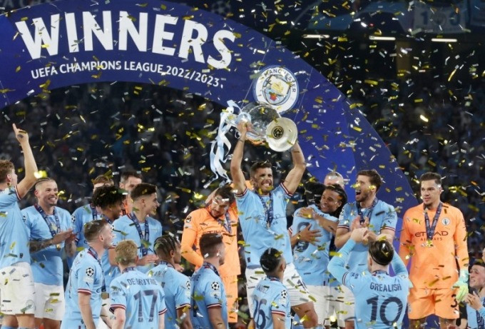 Tiền vệ Rodri nâng cup vô địch Champions League cùng Man City mùa 2022-2023. Ảnh: Reuters