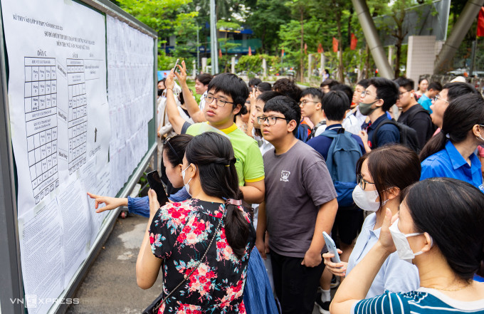 Thí sinh và phụ huynh xem phòng thi, số báo danh trước kỳ thi vào lớp 10 ở Hà Nội, tháng 6/2023. Ảnh:Tùng Đinh