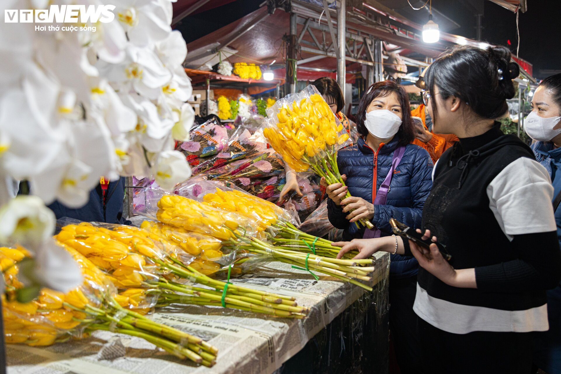 Chợ hoa tươi lớn nhất Hà Nội nhộn nhịp suốt đêm trước ngày 8/3 - 8