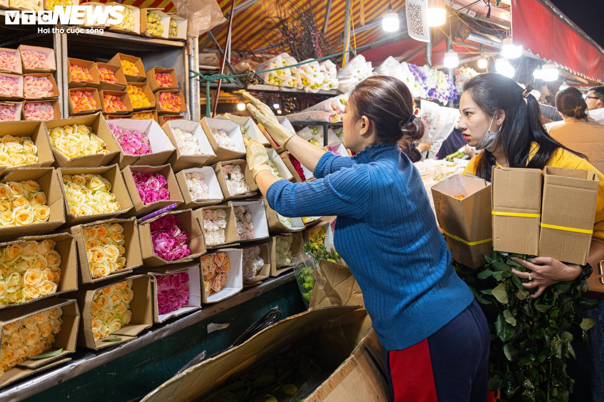 Chợ hoa tươi lớn nhất Hà Nội nhộn nhịp suốt đêm trước ngày 8/3 - 2