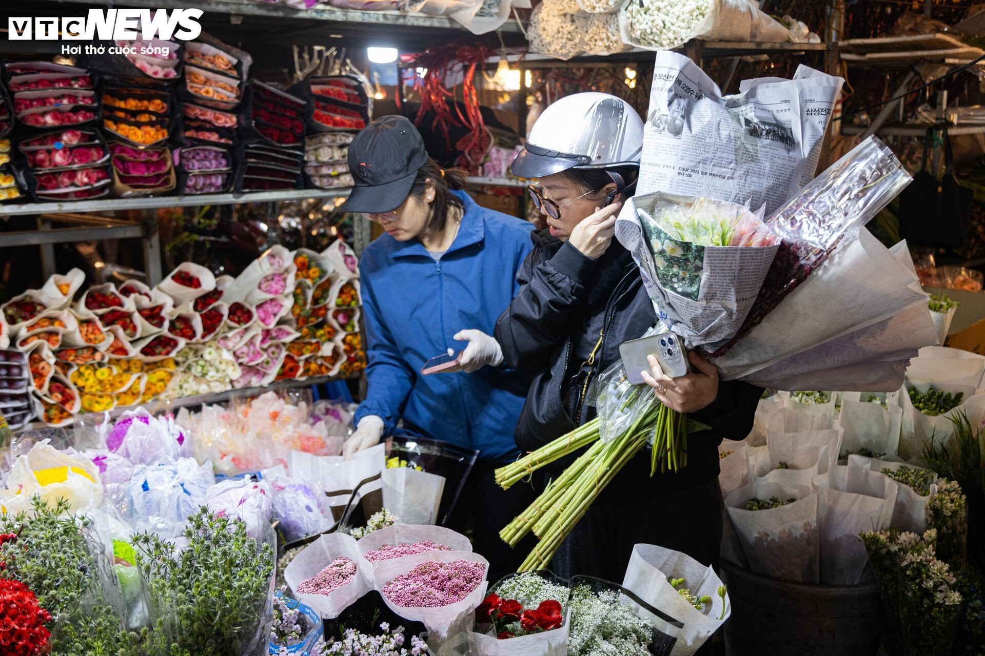 Chợ hoa tươi lớn nhất Hà Nội nhộn nhịp suốt đêm trước ngày 8/3 - 13