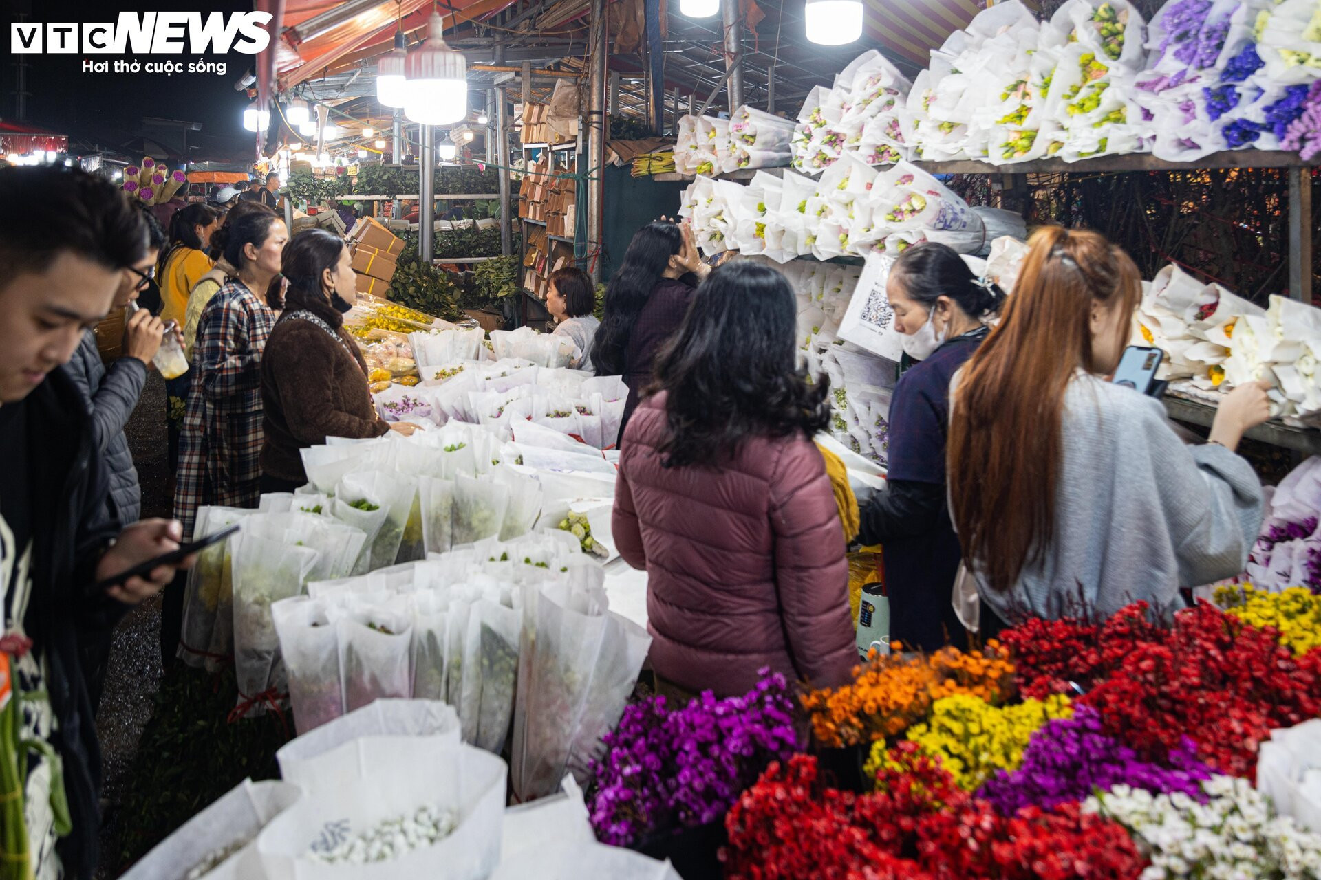 Chợ hoa tươi lớn nhất Hà Nội nhộn nhịp suốt đêm trước ngày 8/3 - 18