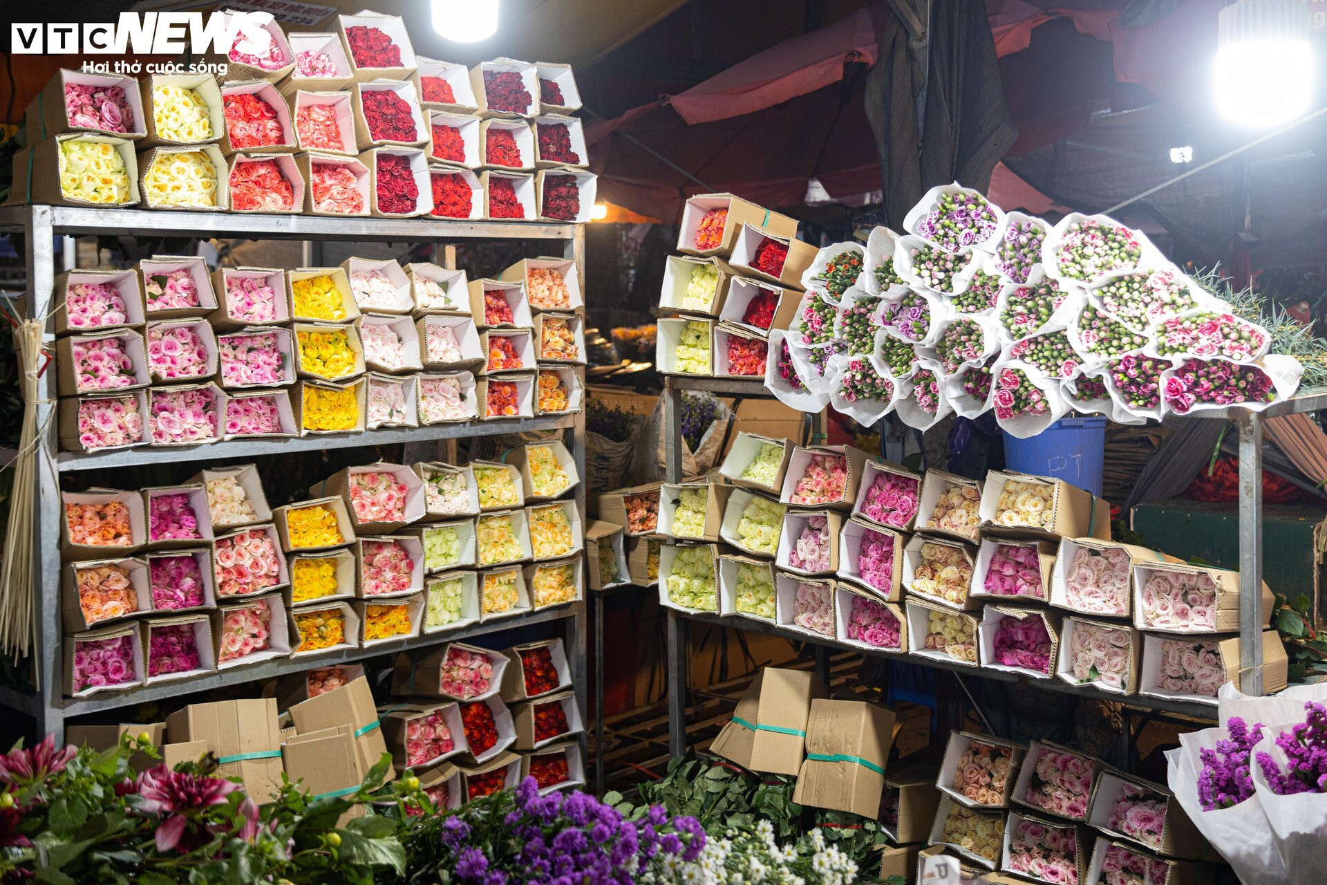 Chợ hoa tươi lớn nhất Hà Nội nhộn nhịp suốt đêm trước ngày 8/3 - 11
