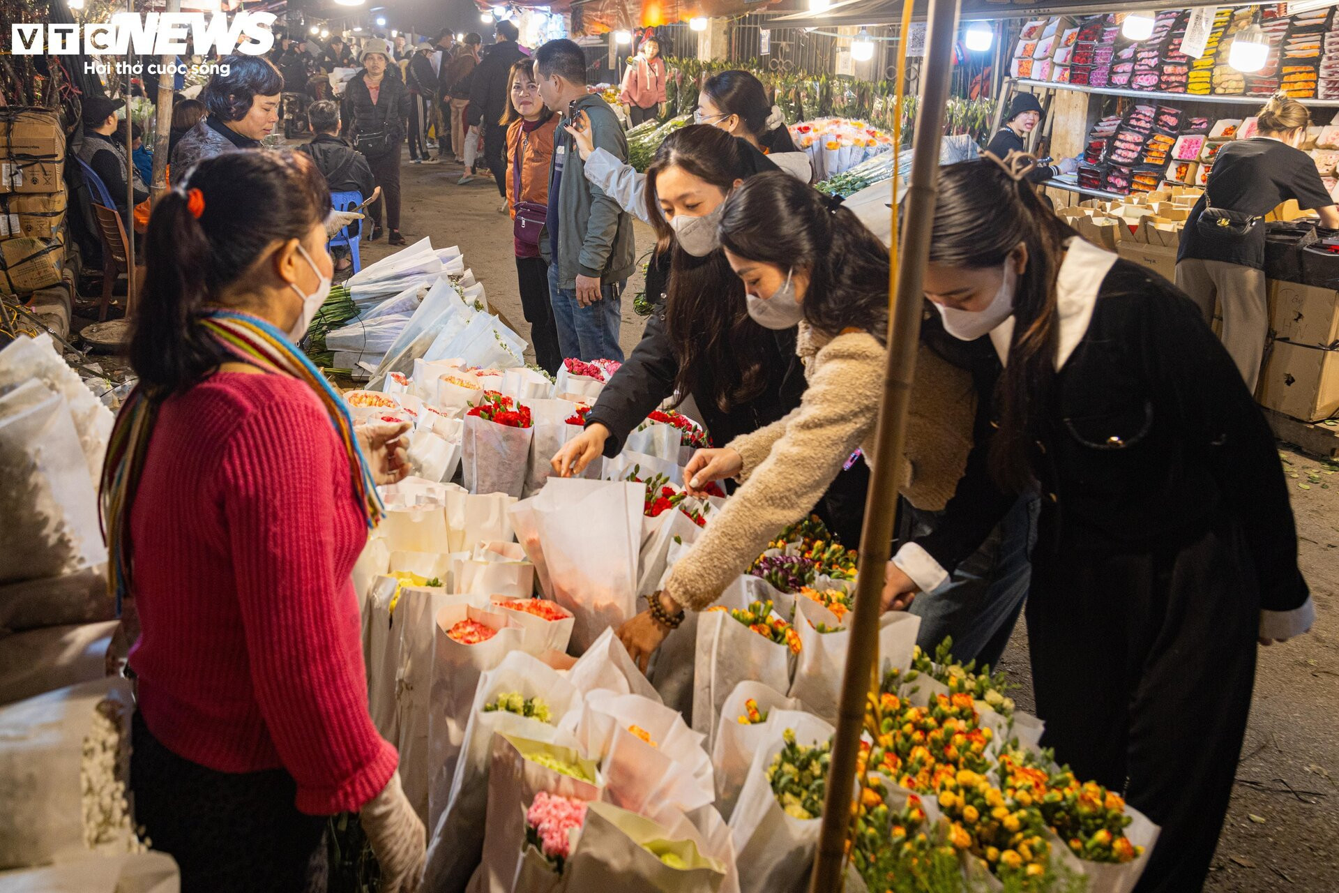 Chợ hoa tươi lớn nhất Hà Nội nhộn nhịp suốt đêm trước ngày 8/3 - 15