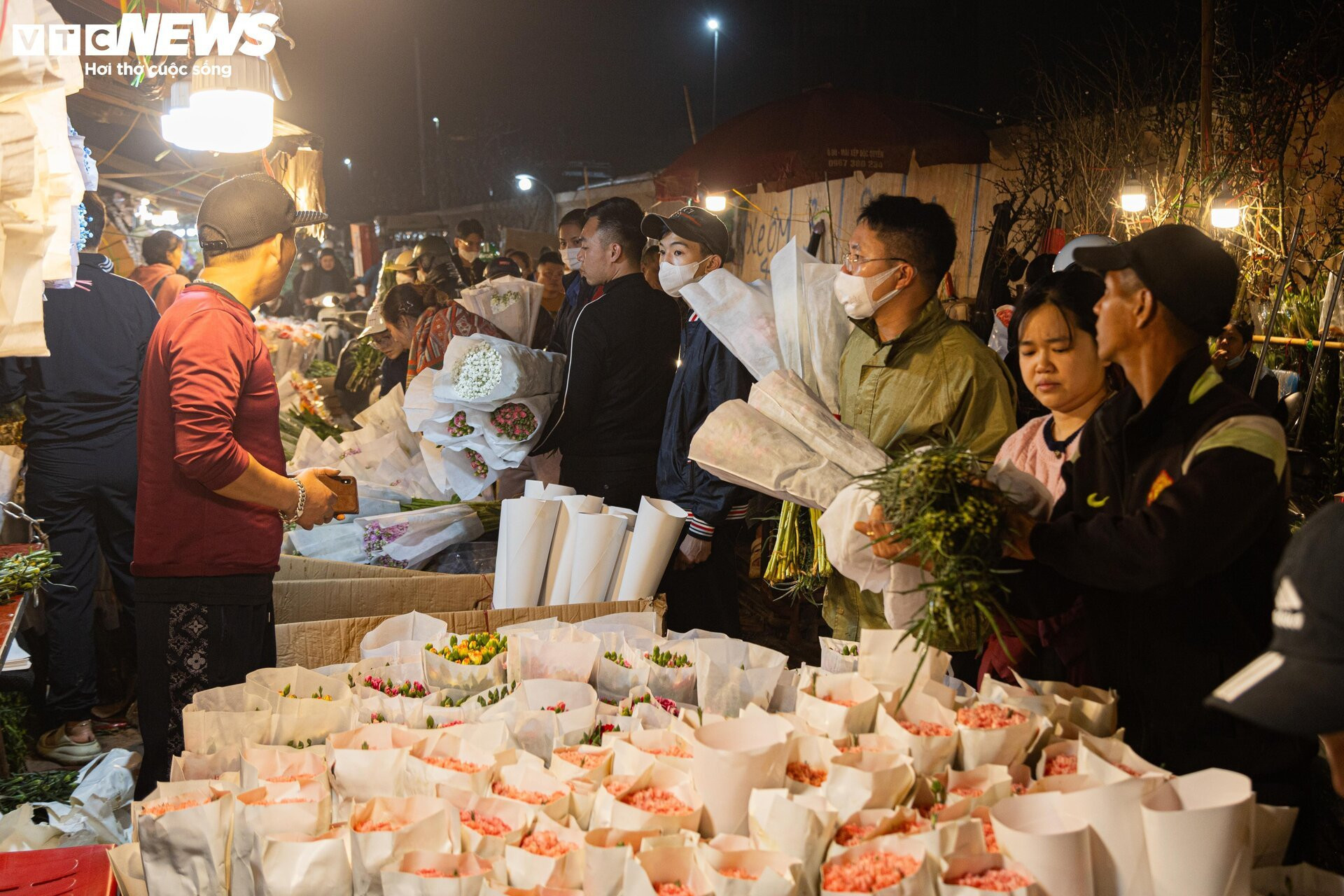 Chợ hoa tươi lớn nhất Hà Nội nhộn nhịp suốt đêm trước ngày 8/3 - 16