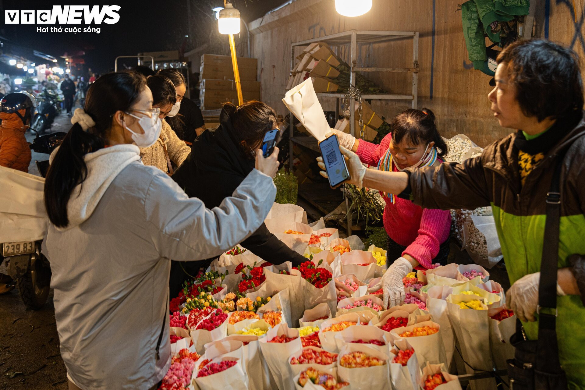 Chợ hoa tươi lớn nhất Hà Nội nhộn nhịp suốt đêm trước ngày 8/3 - 14