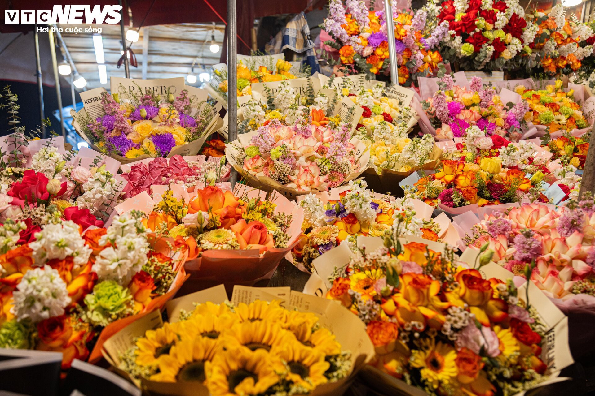 Chợ hoa tươi lớn nhất Hà Nội nhộn nhịp suốt đêm trước ngày 8/3 - 10