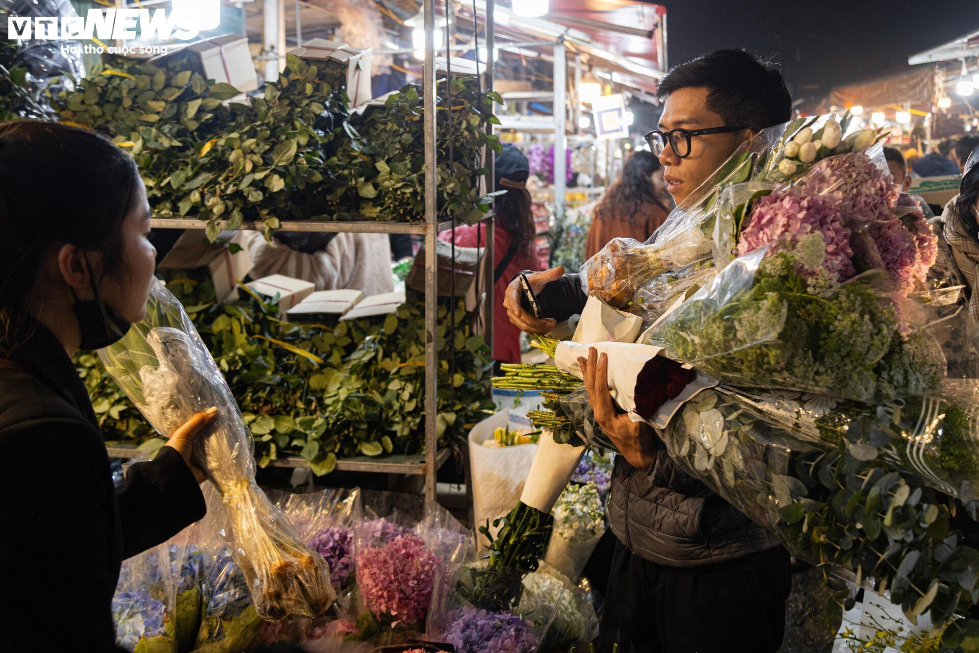 Chợ hoa tươi lớn nhất Hà Nội nhộn nhịp suốt đêm trước ngày 8/3 - 17