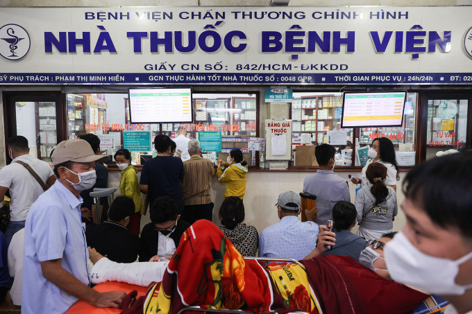 Người dân đến khám bệnh, mua thuốc tại bệnh viện Chấn thương Chỉnh hình TP HCM (quận 5). Ảnh: Quỳnh Trần