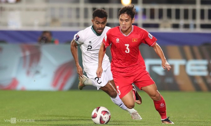 Hậu vệ 23 tuổi Võ Minh Trọng (phải) trong trận đấu giữa Việt Nam và Indonesia trên sân Abdullah bin Khalifa, thành phố Doha, Qatar, lượt hai bảng D Asian Cup 2023 ngày 19/1/2024. Ảnh: Lâm Thỏa