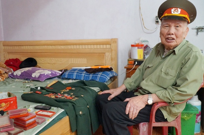 Ông Nguyễn Thế Phim chuẩn bị quân phục để dự Kỷ niệm 70 năm chiến thắng Cát Bi. Ảnh Lê Tân