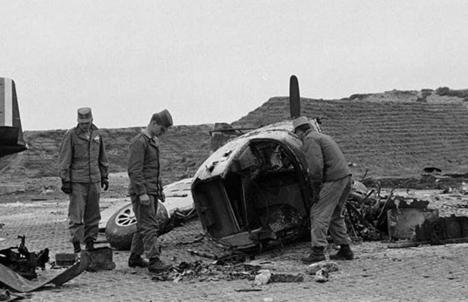 Máy bay địch ở sân bay Cát Bi bị quân ta phá hủy ngày 7/3/1954. Ảnh tư liệu