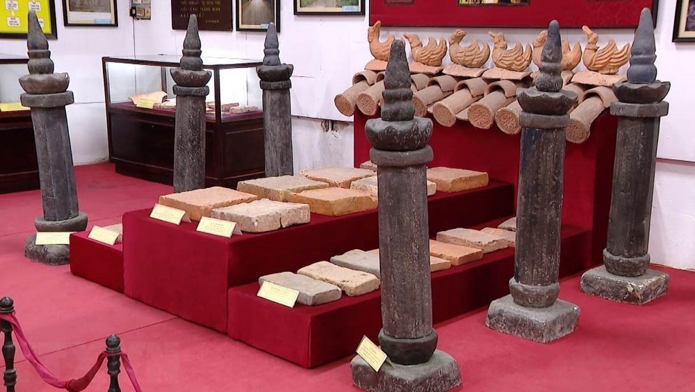 Bộ sưu tập Cột kinh phật được chế tác từ đá, nặng gần 120kg. (Ảnh: Hải Yến/TTXVN)