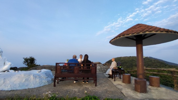 Quang cảnh buổi thiền trà trên đỉnh Bàn Cờ, chiều 6/3. Ảnh: NVCC
