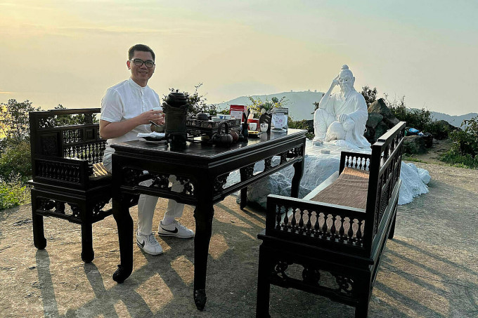 Nghệ nhân Hoàng Anh Sướng sửa soạn bàn trà chờ tỷ phú Bill Gates và bạn gái đến thưởng trà trên đỉnh Bàn Cờ, chiều 6/3. Ảnh: NVCC