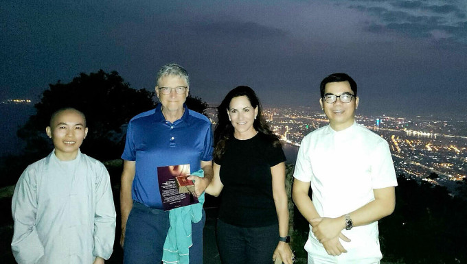 Nghệ nhân trà Việt Hoàng Anh Sướng (bên phải) chụp ảnh kỷ niệm cùng tỷ phú Bill Gates và bạn gái sau buổi thiền trà trên đỉnh Bàn Cờ. Ảnh: Facebook Hoàng Anh Sướng