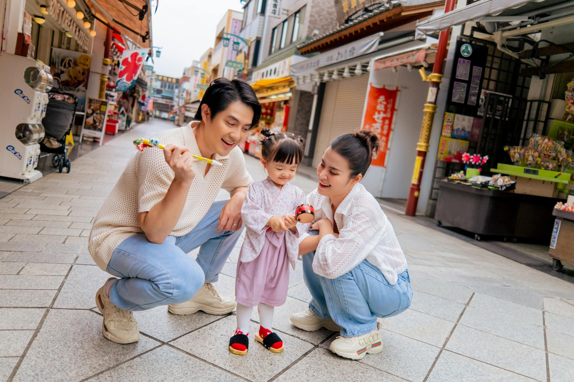 Gia đình Đông Nhi, Ông Cao Thắng chụp hình quảng bá du lịch Nhật Bản - Ảnh: Facebook nhân vật
