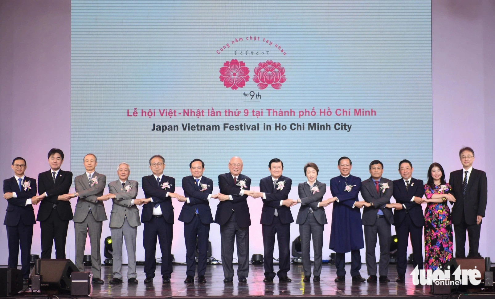 Các đại biểu tham dự khai mạc Lễ hội Việt - Nhật cùng nắm tay thắt chặt tình hữu nghị - Ảnh: QUANG ĐỊNH