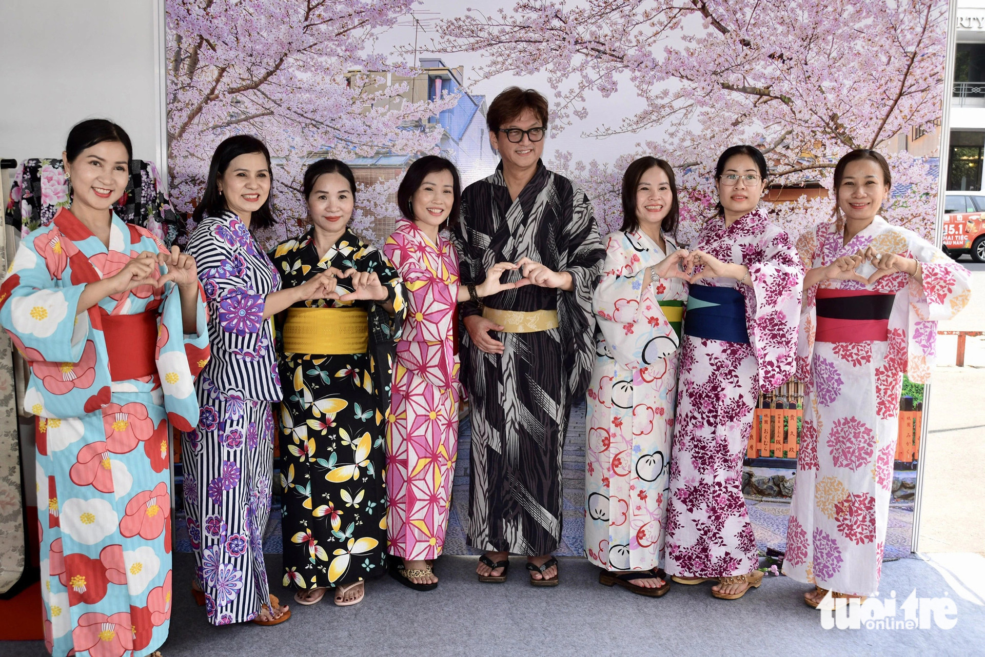 Nhiều người thích thú diện trang phục truyền thống của Nhật Bản - Ảnh: QUANG ĐỊNH