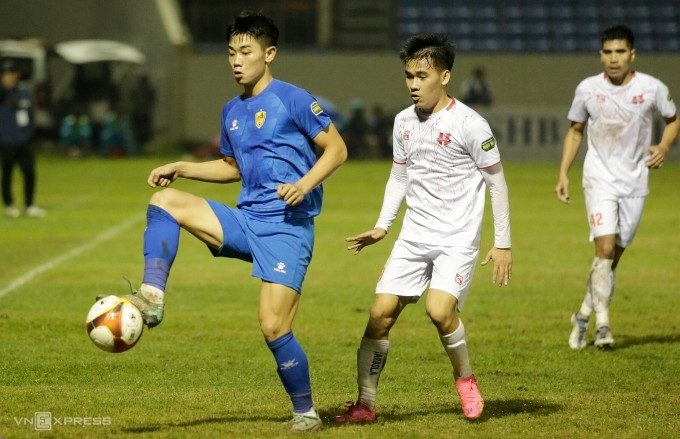 Nguyễn Đình Bắc (áo xanh) trong trận Quảng Nam thắng Hải Phòng 2-0 ở vòng 7 V-League 2023-2024. Ảnh: Quảng Đà