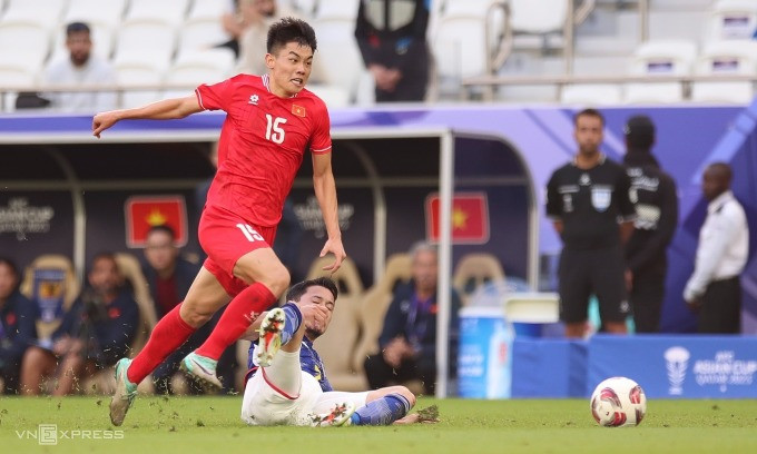 Đình Bắc vượt qua Yukinari Sugawara, mang về quả phạt để Việt Nam nâng tỷ số lên 2-1 trong trận thua Nhật Bản 2-4 tại lượt trận ra quân vòng bảng Asian Cup 2023 ở Qatar. Ảnh: Lâm Thỏa