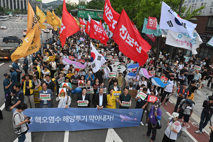 Người Hàn Quốc biểu tình phản đối kế hoạch của Nhật Bản về xả nước phóng xạ ra đại dương trên đường phố Seoul ngày 8/7. Ảnh: AFP