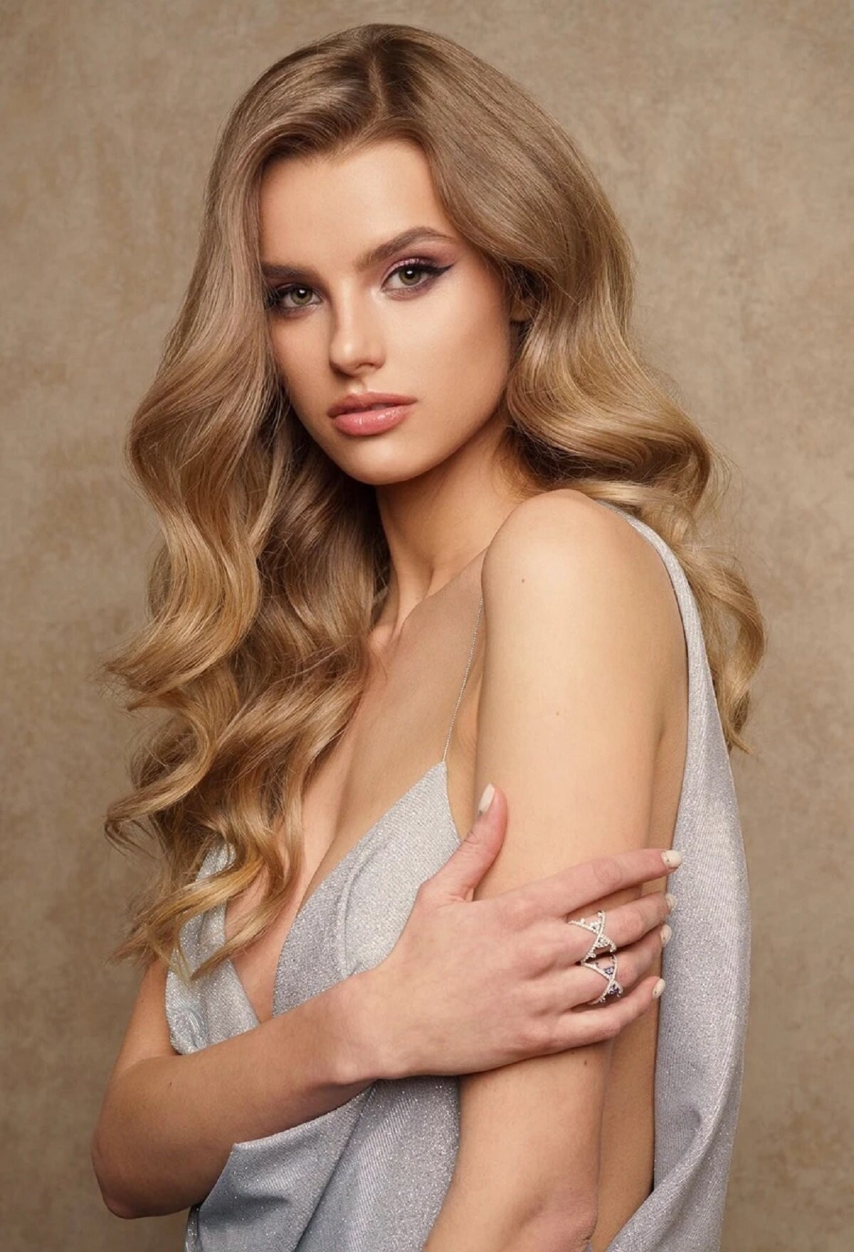 Krystyna Pyszko đang là người mẫu quốc tế, đại diện cho nhiều thương hiệu đình đám. Cô thành thạo 4 thứ tiếng là tiếng Anh, tiếng Ba Lan, tiếng Slovak và tiếng Đức.
