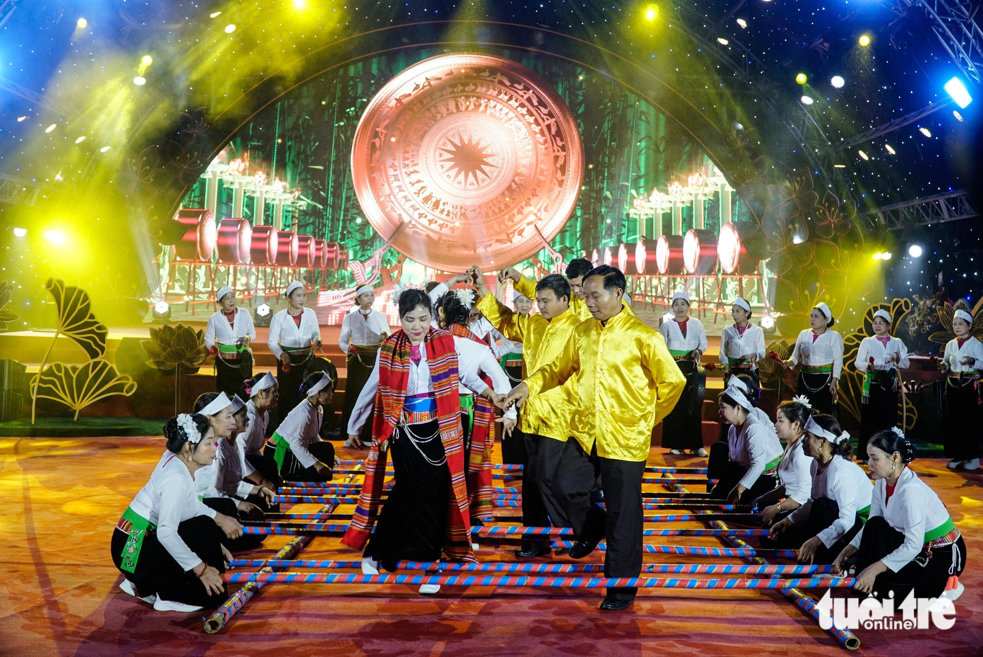 Điệu múa sạp truyền thống của người dân tộc Mường được tái hiện trên sân khấu Get on Hanoi 2024 - Ảnh: NGUYỄN HIỀN