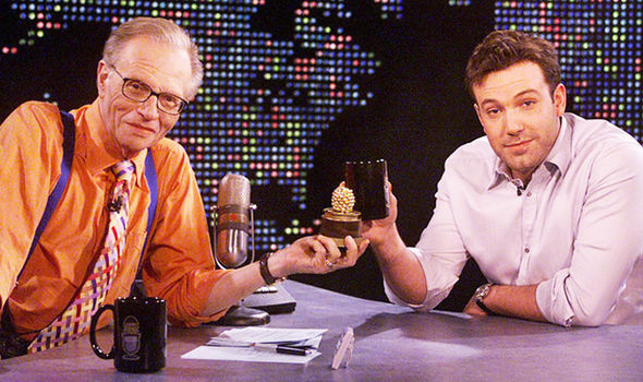 Diễn viên Ben Afleck (phải) khoe giải Mâm xôi vàng trên sóng chương trình của cố 